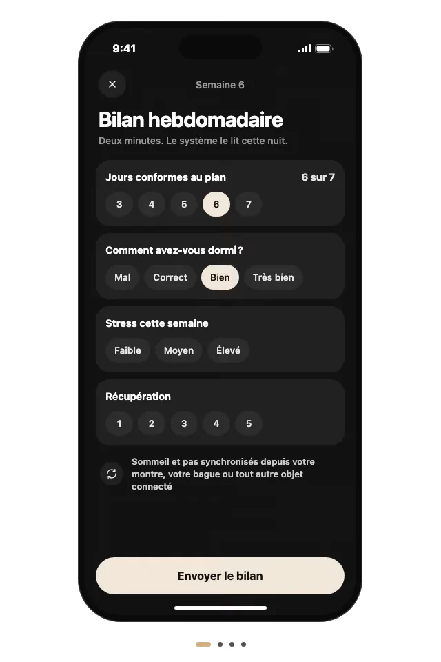 Le bilan hebdomadaire : jours conformes au plan, qualité du sommeil, stress et récupération, avec le sommeil et les pas synchronisés depuis votre montre.