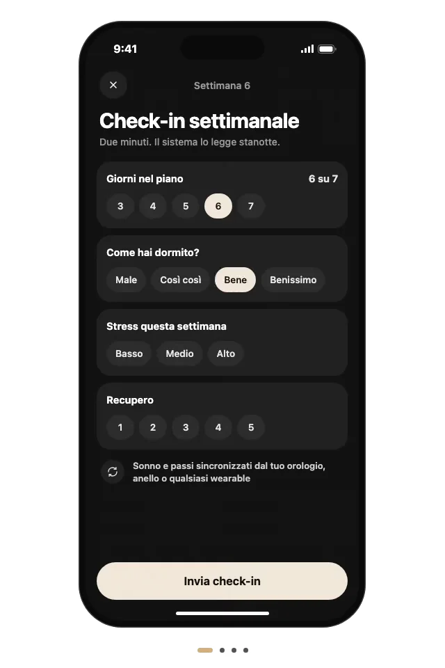 Il check-in settimanale: giorni in linea col piano, come hai dormito, stress e recupero, con sonno e passi sincronizzati dal tuo orologio.