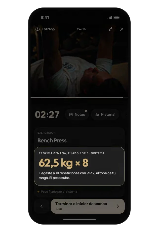 La pantalla de entrenamiento: press de banca registrado con 60 kg y 10 repeticiones con RIR 2. El sistema fija la semana siguiente en 62,5 kg × 8.
