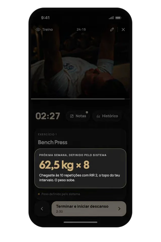 O ecrã de treino: supino registado com 60 kg em 10 repetições com RIR 2. O sistema define a semana seguinte em 62,5 kg × 8.